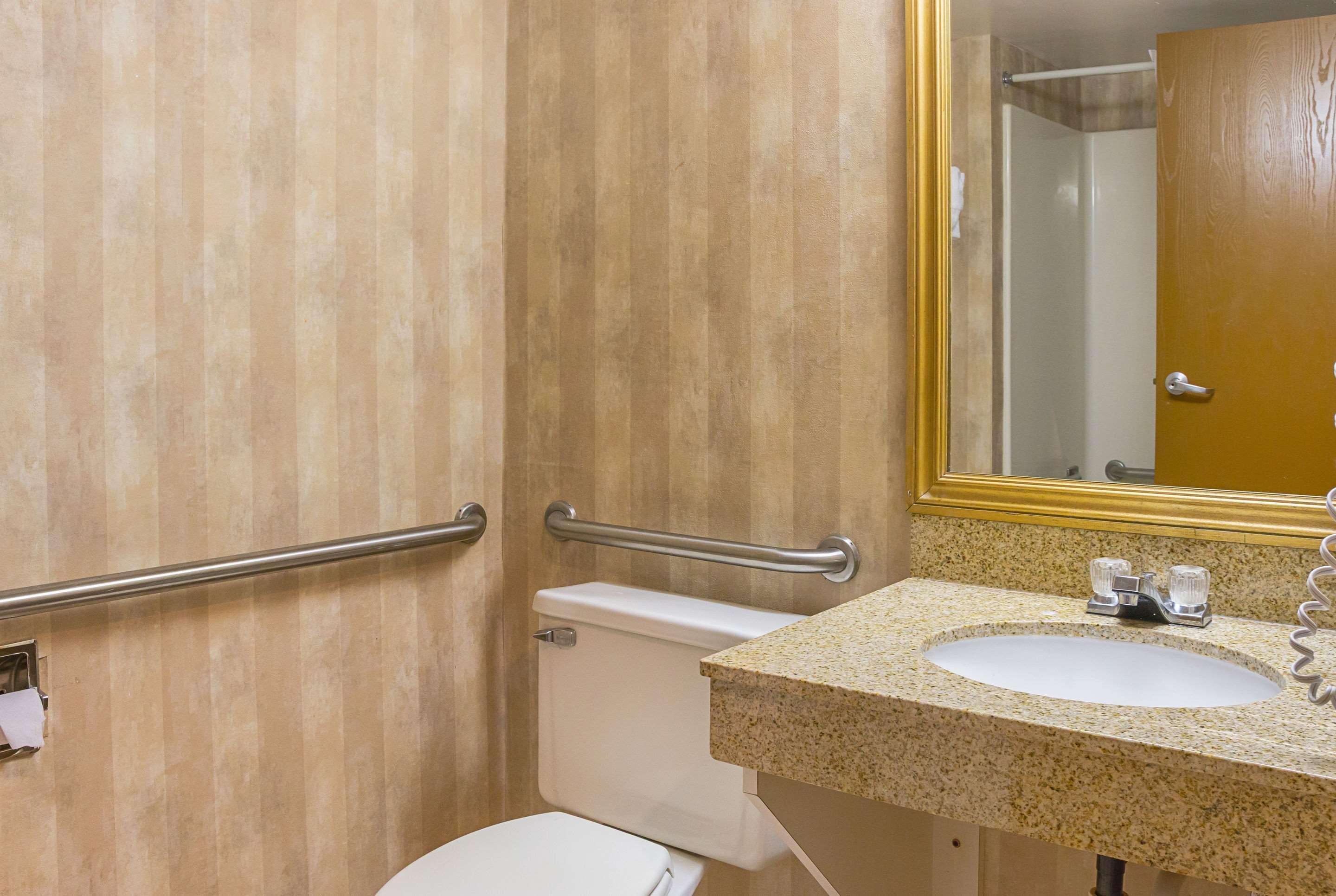 Quality Inn & Suites Detroit Metro Airport Romulus Εξωτερικό φωτογραφία