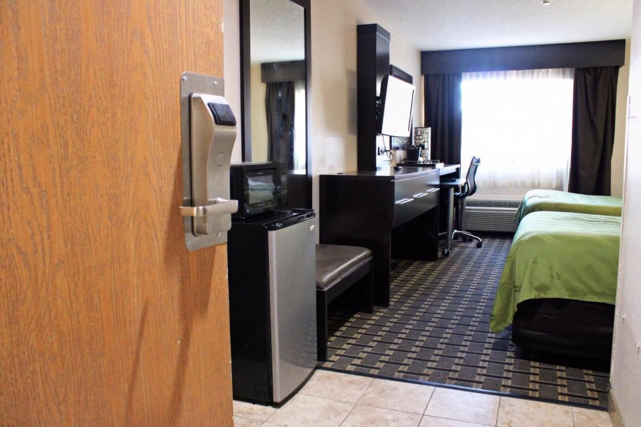 Quality Inn & Suites Detroit Metro Airport Romulus Εξωτερικό φωτογραφία